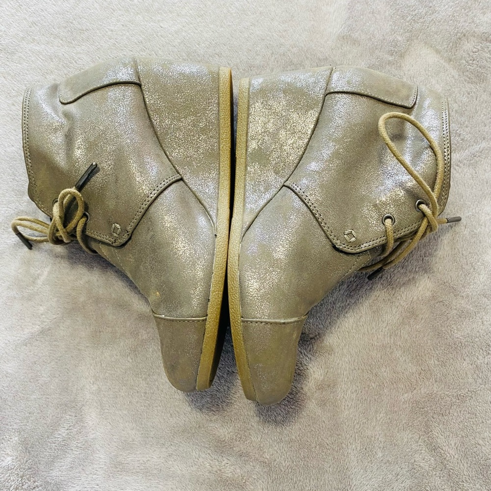 Tom’s wedges super cute with slightly gold shimmer in good condition!